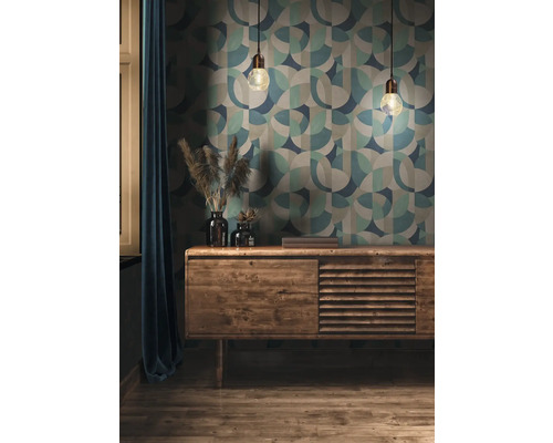 Woonkamer met een patroonbehang, hanglampen en houten dressoir