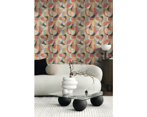 Woonkamer met geometrisch behang, bank en salontafel