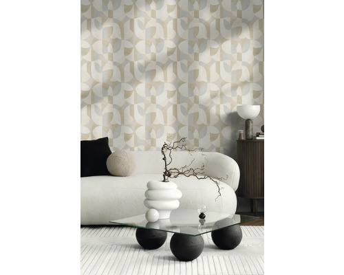 Woonkamer met geometrisch behang, bank en salontafel