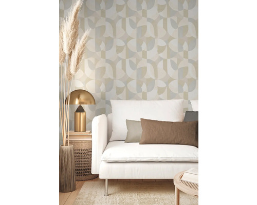 Woonkamer met grafisch behang, bank, tafellamp en decoratie