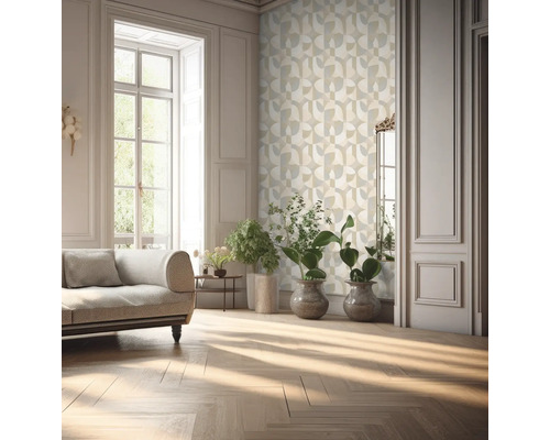 Lichte woonkamer met geometrisch behang, bank en planten