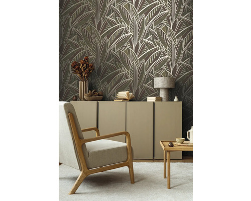 Inrichtingsidee met vliesbehang met bloemmotief, fauteuil en dressoir