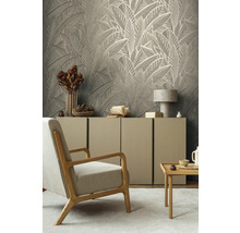 Woonkamer met bladbehang, fauteuil, commode en bijzettafel