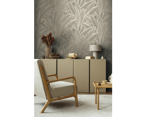 Woonkamer met bladbehang, fauteuil, commode en bijzettafel