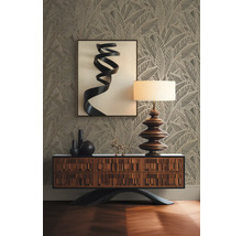 Decoratieve kamer met dressoir, lamp, kunstwerk en behang met patroon