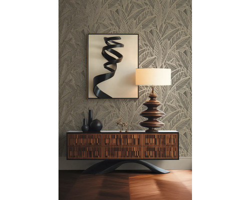 Decoratieve kamer met dressoir, lamp, kunstwerk en behang met patroon