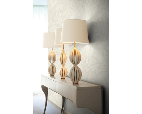 Drie tafellampen met lampenkap op een console