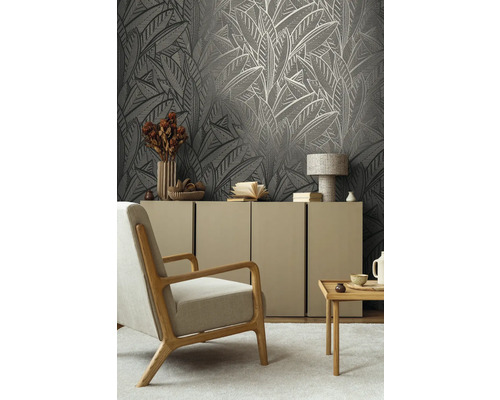 Woonkamer met patroonbehang, fauteuil, dressoir en decoratie