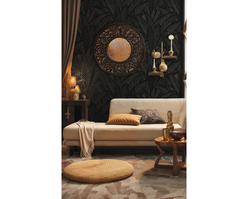 Woonkamer met bank, sierlijke tafel en decoraties voor een donker, gedessineerd behang