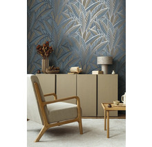Woonkamer met behang met bladmotief, fauteuil, dressoir en tafel