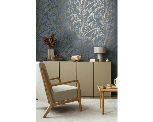 Woonkamer met behang met bladmotief, fauteuil, dressoir en tafel