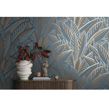 Decoratief behang met abstract bladerpatroon en bijpassende decoratieve objecten op een tafel