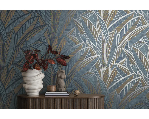 Decoratief behang met abstract bladerpatroon en bijpassende decoratieve objecten op een tafel