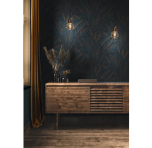 Woonkamer met houten dressoir, decoraties en behang met patroon.