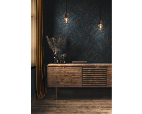 Woonkamer met houten dressoir, decoraties en behang met patroon.