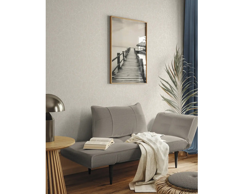 Woonkamer met grijze bank, tafellamp en wanddecoratie