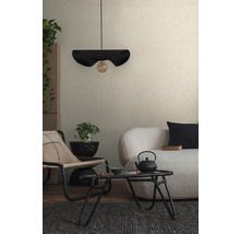 Woonkamer met moderne lamp, bank en decoratie