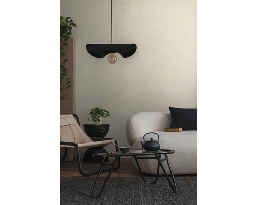 Woonkamer met moderne lamp, bank en decoratie