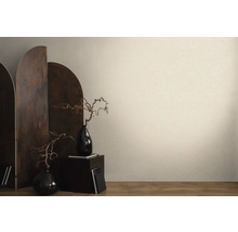 Decoratieve scène met kamerscherm, vazen en patroonbehang.