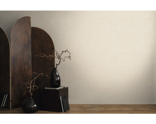 Decoratieve scène met kamerscherm, vazen en patroonbehang.