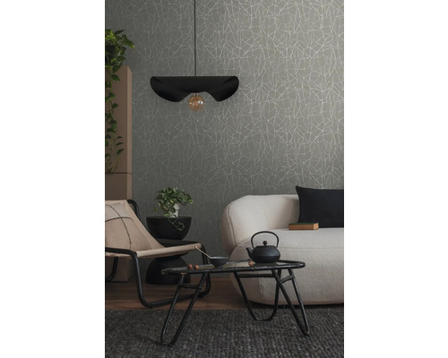 Woonkamer met grijs patroonbehang, zwarte hanglamp en witte meubels