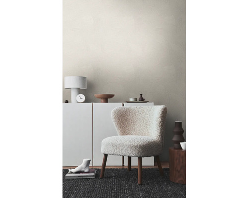 Woonkamer met structuurbehang, fauteuil, dressoir en decoratie