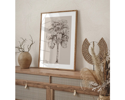 Decoratieve afbeelding met een palmmotief in een houten frame, geplaatst op een dressoir.