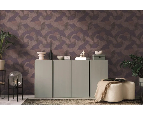 Decoratieve woonkamer met patroonbehang, dressoir en kamerplanten