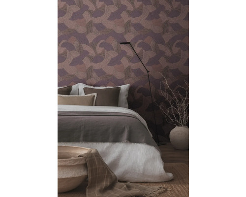 Slaapkamer met patroonbehang en bed