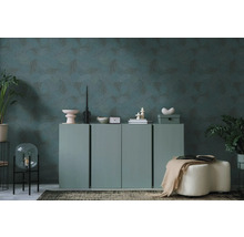 Woonkamer met dressoir, decoratie en patroonbehang