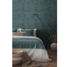 Slaapkamer met behang met motief, bed en staande lamp