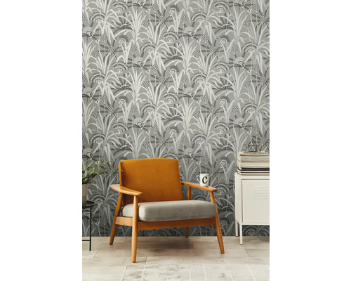 Kamer met grijs behang, fauteuil en kast