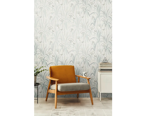 Woonkamer met patroonbehang, fauteuil en bijzettafel