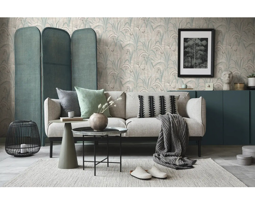 Woonkamer met bank, kamerscherm, salontafel en decoratieve elementen voor een gezellige sfeer.