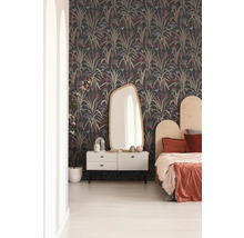 Slaapkamer met patroonbehang, commode en spiegel
