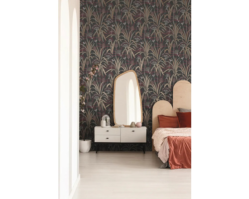 Slaapkamer met patroonbehang, commode en spiegel