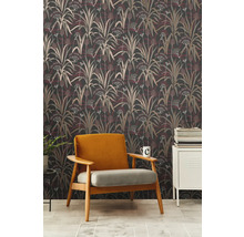 Decoratieve kamer met patroonbehang, fauteuil en bijzettafel