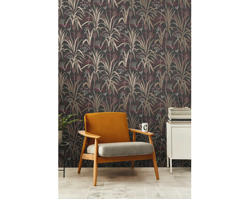 Decoratieve kamer met patroonbehang, fauteuil en bijzettafel