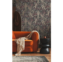 Decoratieve woonkamer met bloemenbehang, bank en bijzettafel