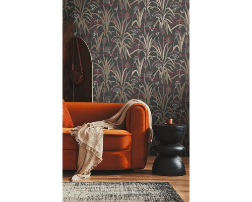 Decoratieve woonkamer met bloemenbehang, bank en bijzettafel