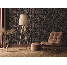 Decoratieve woonkamer met behang met print, staande lamp, fauteuil en houten vloer