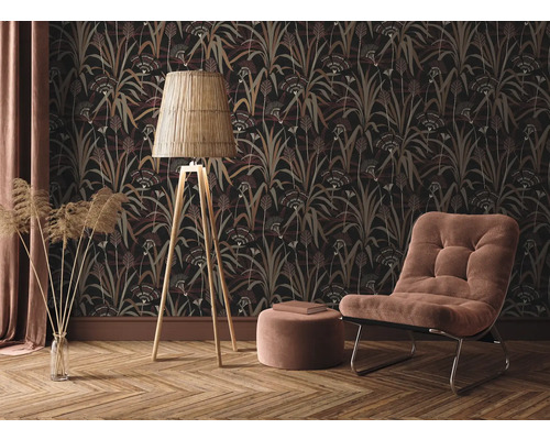 Decoratieve woonkamer met behang met print, staande lamp, fauteuil en houten vloer