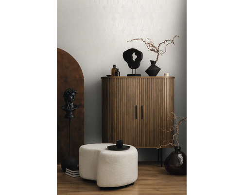 Woonkamer met dressoir, beelden en wandbehang