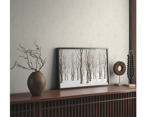 Decoratieve woonkamer met patroonbehang, dressoir en decoratie