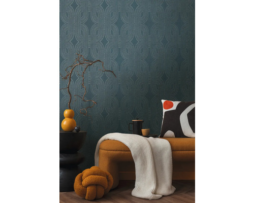 Scene met patroonbehang, bijzettafel, bank en decoratieve accessoires voor interieurdecoratie