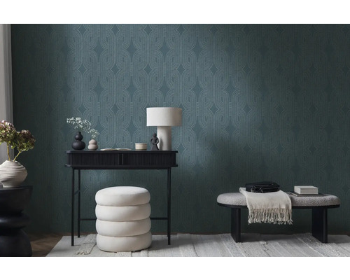 Decoratief interieur met behang, console, lamp en zitgelegenheid