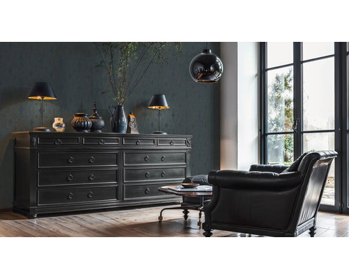 Woonkamer met dressoir, fauteuil en bijzettafel