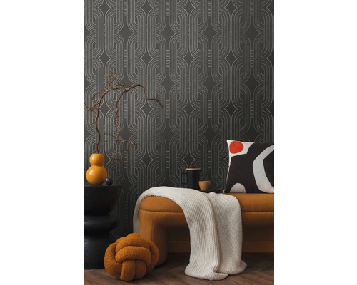 Decoratieve woonkamer met patroonbehang, zitbank en decoraties.