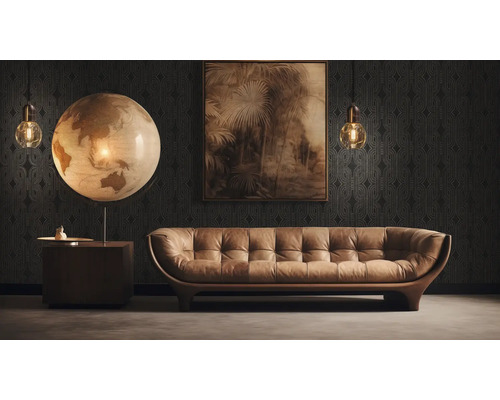 Woonkamer met leren bank, wereldbollamp en kunstwerk aan de muur