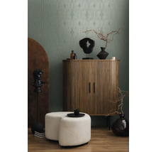 Decoratieve woonkamer met houten kast, ottomanen en behang met patroon voor een stijlvolle ambiance